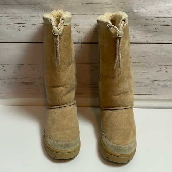 Classic UGGs Size 8 - Picture 2 of 8